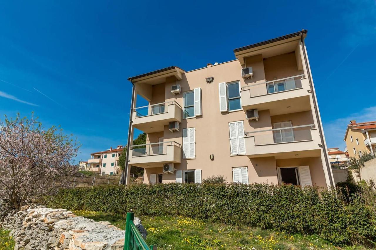 Apartment Punta Premantura E With Garden Eksteriør billede