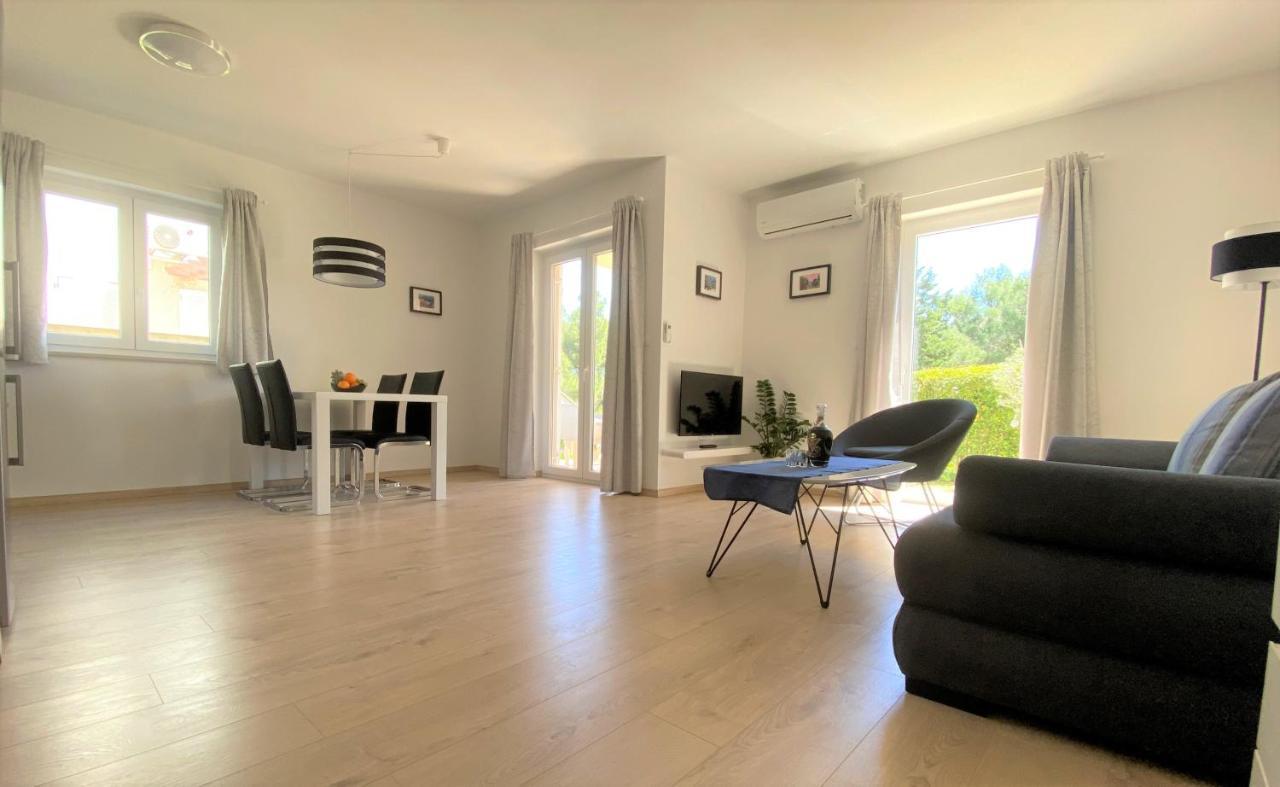 Apartment Punta Premantura E With Garden Eksteriør billede