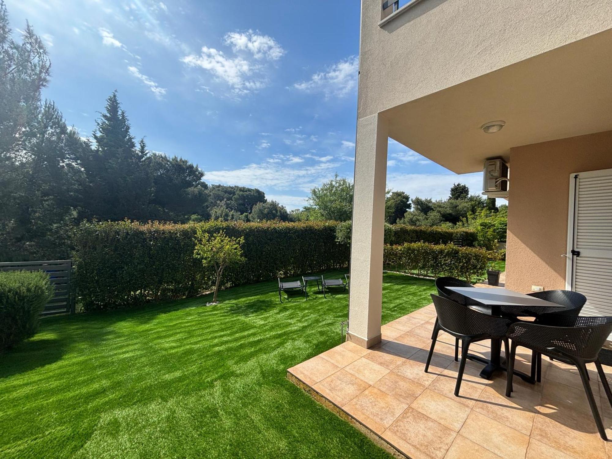 Apartment Punta Premantura E With Garden Eksteriør billede